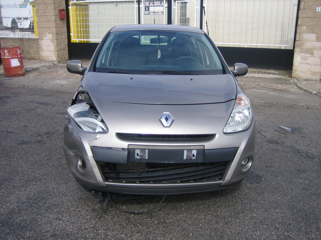 VISTA DELANTERA RENAULT CLIO 1.2 I 100CV GASOLINA