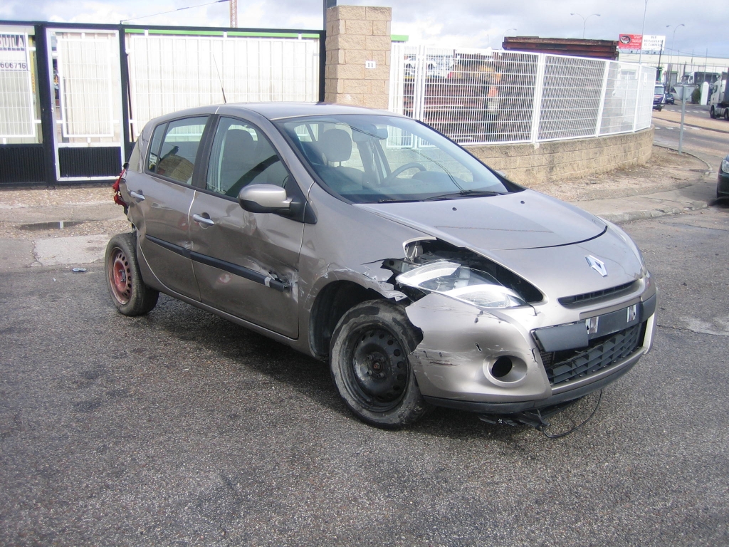 VISTA DELANTERA DERECHA RENAULT CLIO 1.2 I 100CV GASOLINA