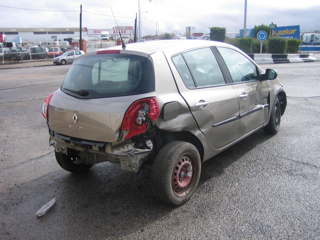 VISTA TRASERA DERECHA RENAULT CLIO 1.2 I 100CV GASOLINA