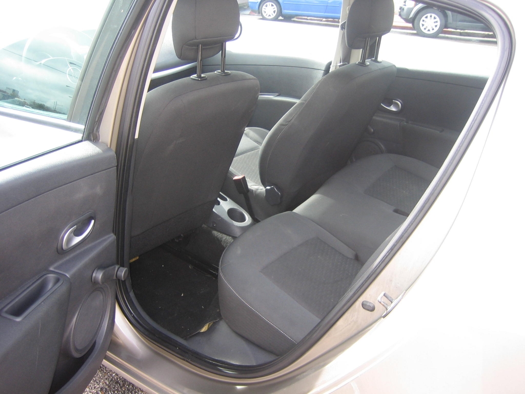 VISTA INTERIOR TRASERO RENAULT CLIO 1.2 I 100CV GASOLINA
