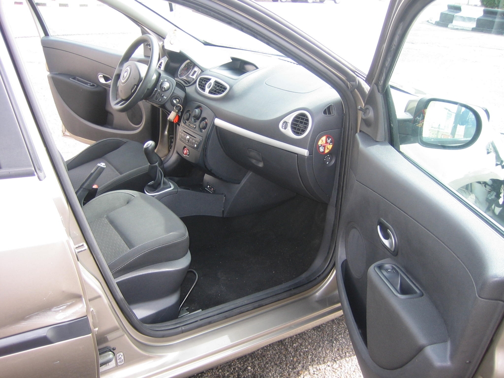 VISTA INTERIOR DERECHO RENAULT CLIO 1.2 I 100CV GASOLINA