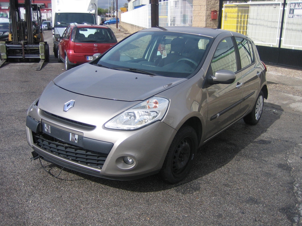 VISTA DELANTERA IZQUIERDA RENAULT CLIO 1.2 I 100CV GASOLINA