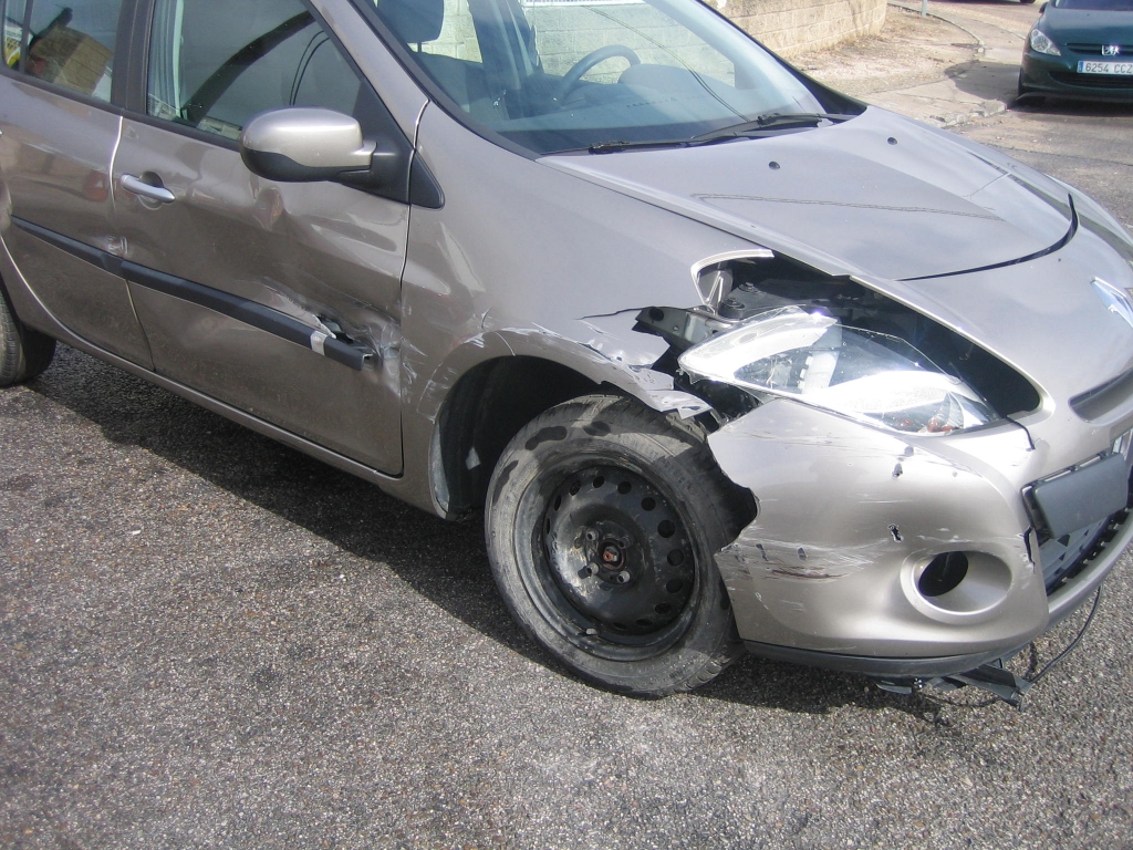 VISTA GOLPE DELANTERO DERECHO VISTA DELANTERA IZQUIERDA RENAULT CLIO 1.2 I 100CV GASOLINA