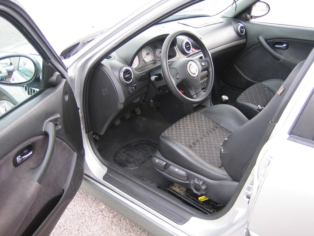 VISTA INTERIOR IZQUIERDO MG ZS 2.0 TD 113CV 