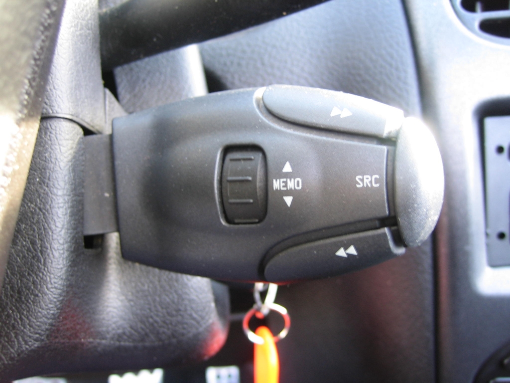 VISTA MANDOS AUDIO EN VOLANTE PEUGEOT 206 CC 2.0 I 138CV