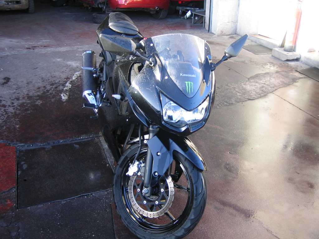 VISTA DELANTERA VISTA TRASERA IZQUIERDA KAWASAKI NINJA 250R 33CV