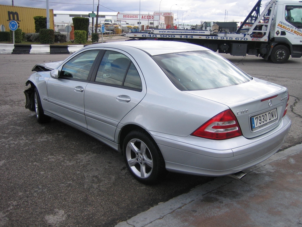 VISTA TRASERA IZQUIERDA MERCEDES BENZ C-180 KOMPRESOR 1.8 I 143CV