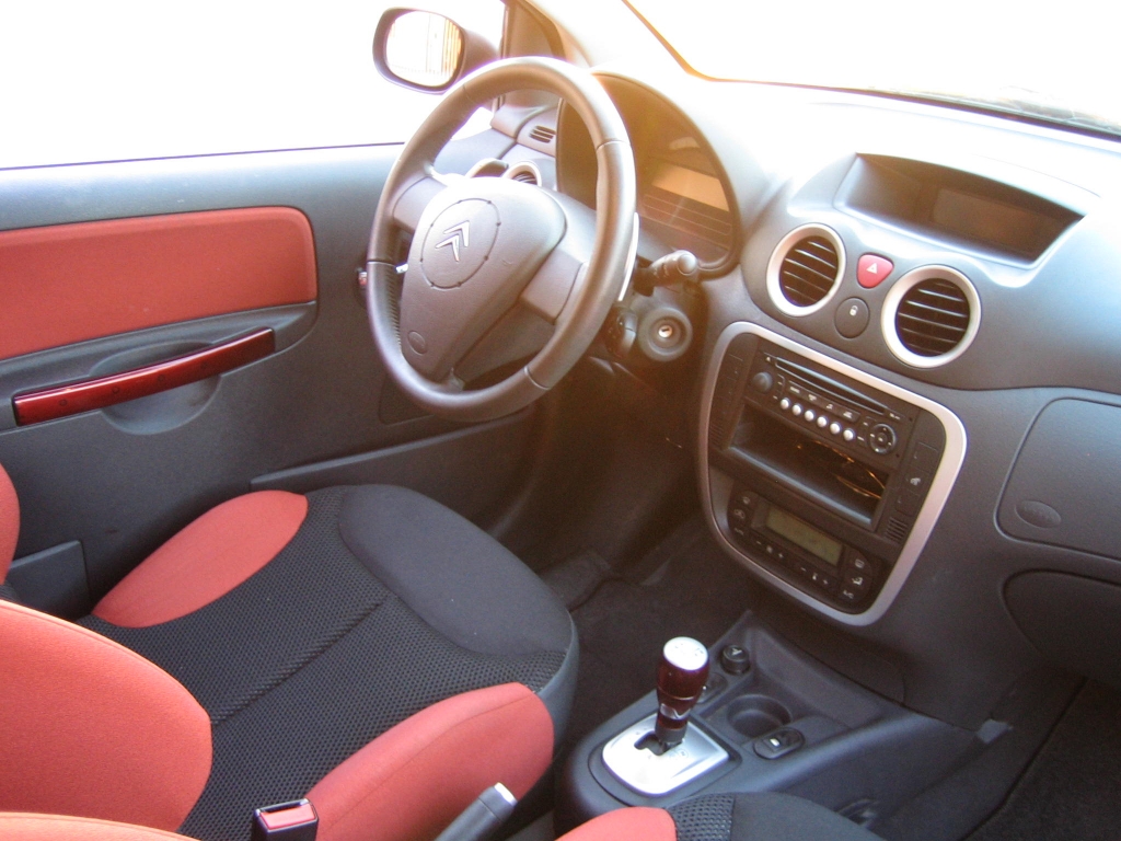 VISTA INTERIOR SALPICADERO CITROEN C-2 VTR 1.4 HDI 68CV AUTOMATICO