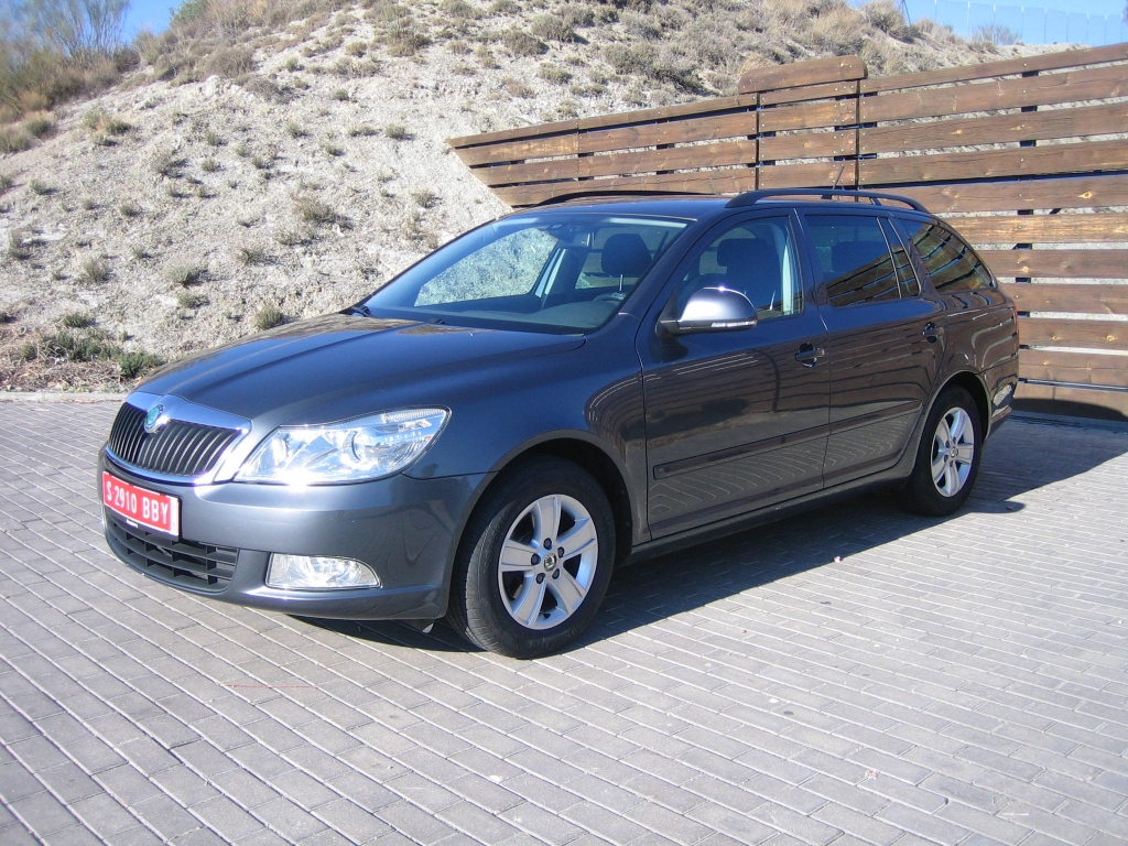 VISTA DELANTERA IZQUIERDA SKODA OCTAVIA COMBI 1.6 TDI 105CV 