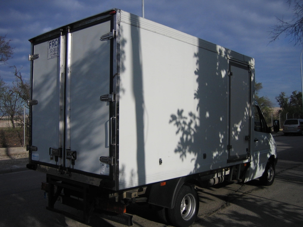 VISTA TRASERA DERECHA MERCEDES BENZ SPRINTER 416 2.7 CDI 156CV ISOTERMO CON EQUIPO DE FRIO