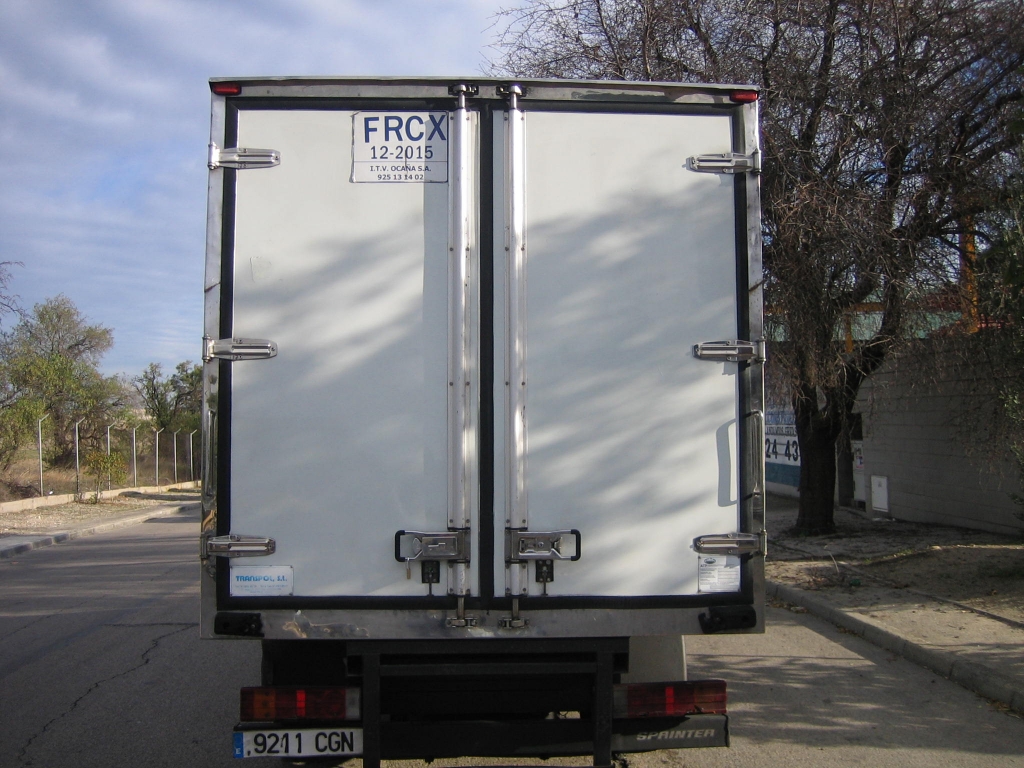 VISTA TRASERA MERCEDES BENZ SPRINTER 416 2.7 CDI 156CV ISOTERMO CON EQUIPO DE FRIO