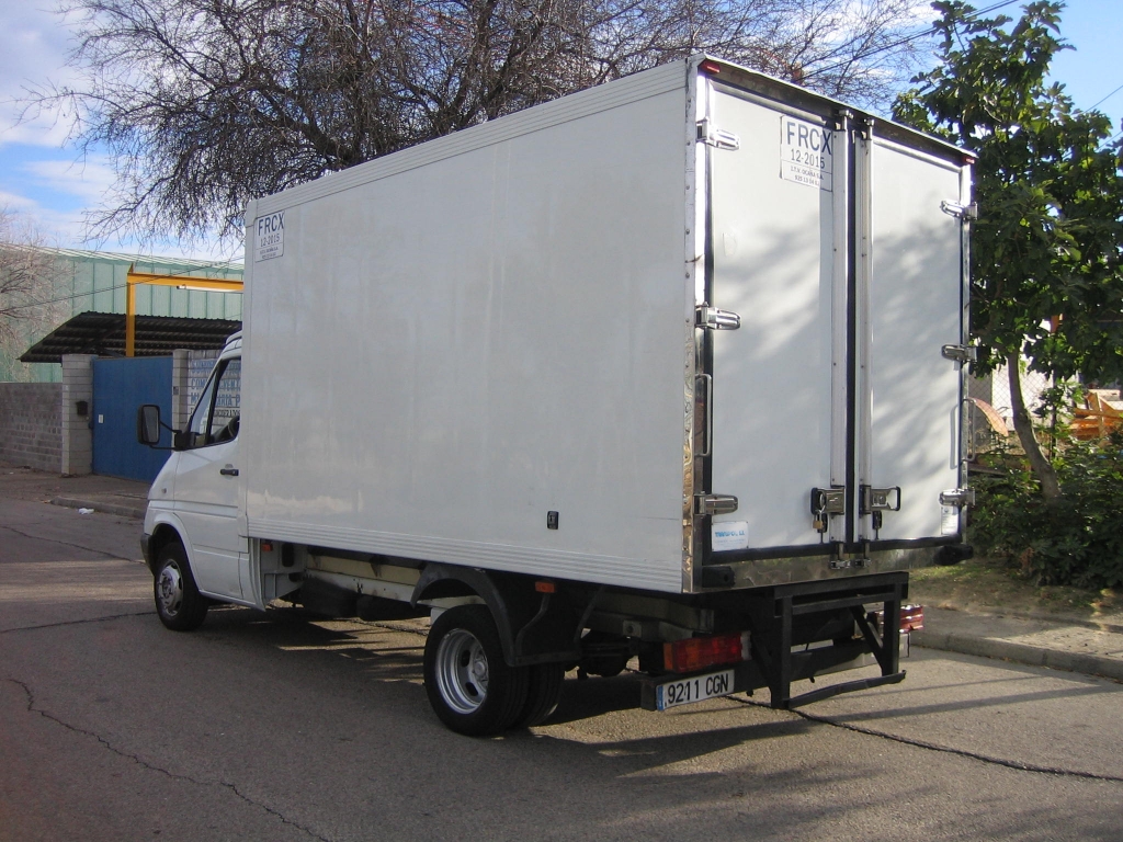 VISTA TRASERA IZQUIERDA MERCEDES BENZ SPRINTER 416 2.7 CDI 156CV ISOTERMO CON EQUIPO DE FRIO