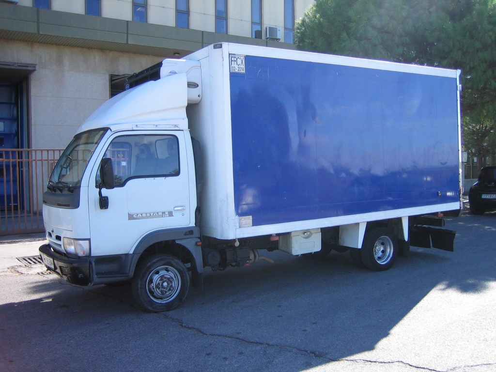 VISTA LATERAL IZQUIERDO NISSAN CANSTAR 3.0 120CV ISOTERMO CON EQUIPO DE FRIO