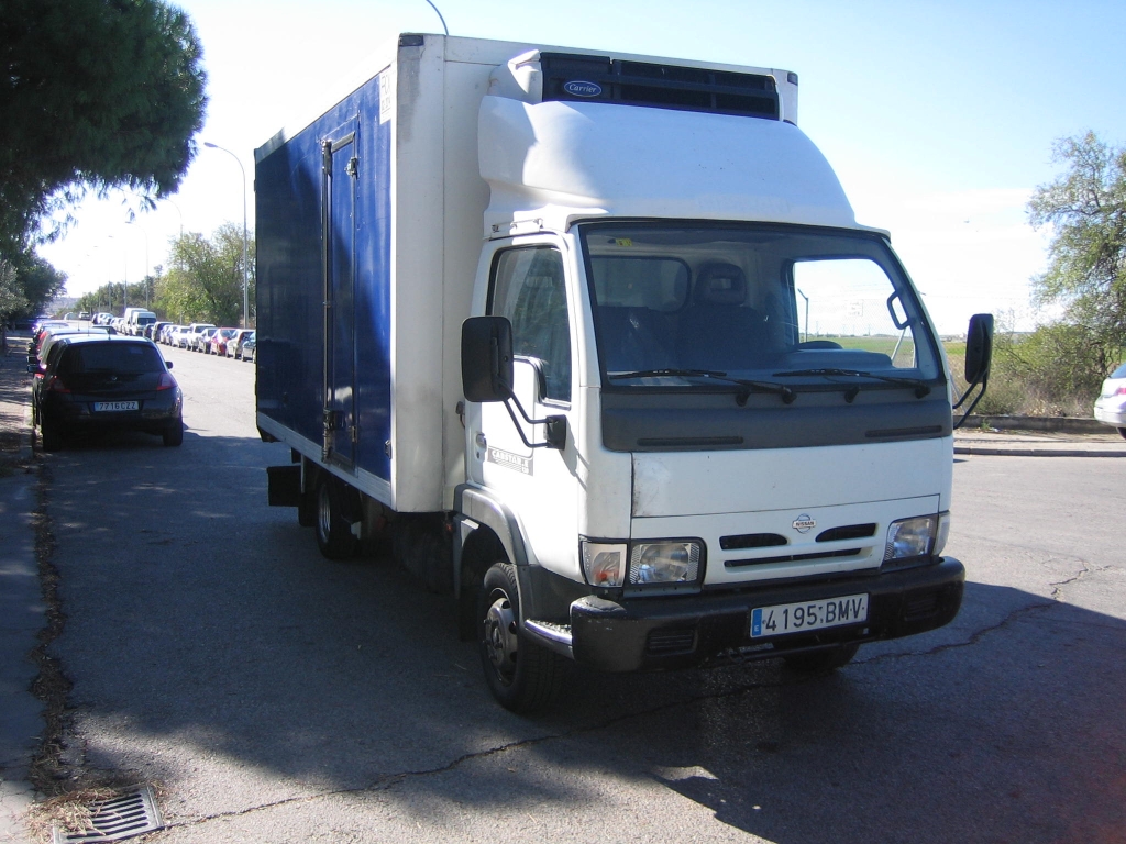 VISTA DELANTERA NISSAN CANSTAR 3.0 120CV ISOTERMO CON EQUIPO DE FRIO