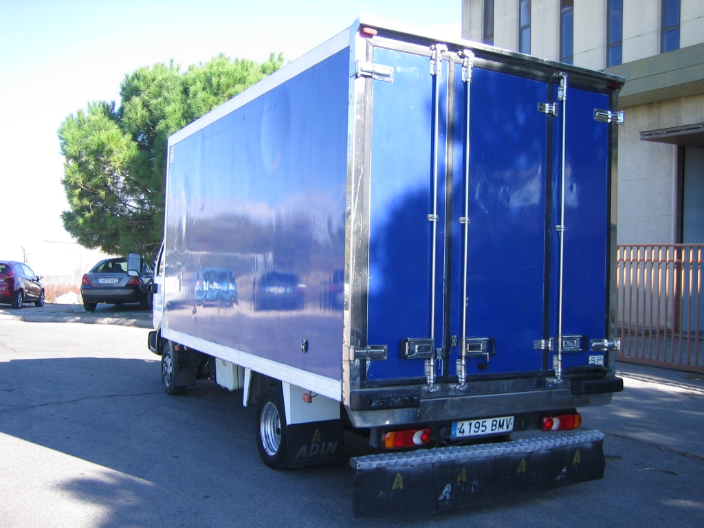 VISTA TRASERA IZQUIERDA NISSAN CANSTAR 3.0 120CV ISOTERMO CON EQUIPO DE FRIO