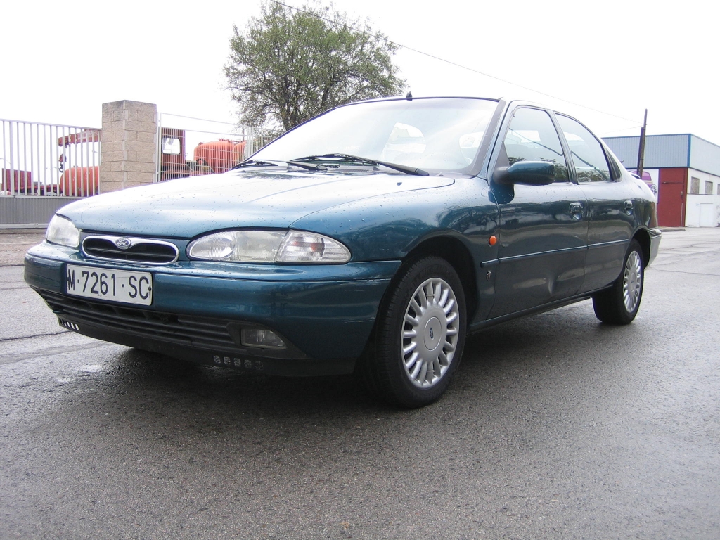 VISTA DELANTERA IZQUIERDA FORD MONDEO 2.0 I 132CV GASOLINA