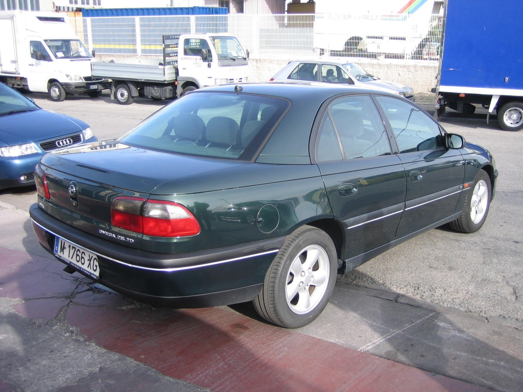 VISTA TRASERA DERECHA OPEL OMEGA 2.5 TD 131CV