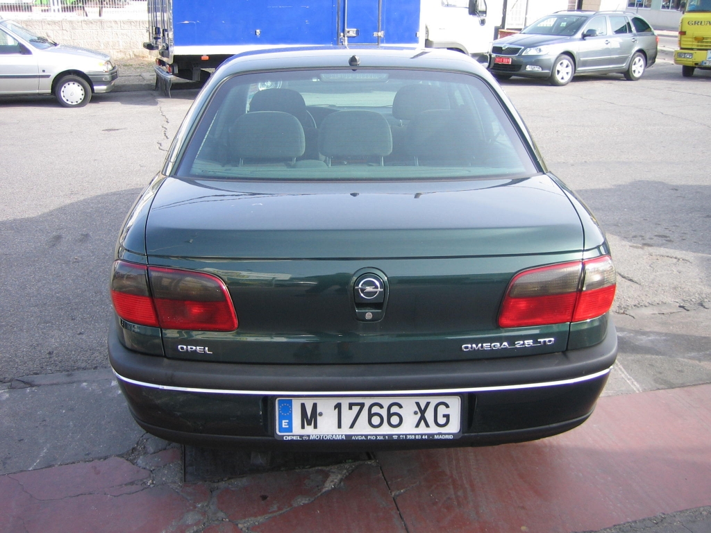 VISTA TRASERA OPEL OMEGA 2.5 TD 131CV
