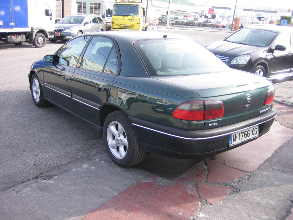 VISTA TRASERA IZQUIERDA OPEL OMEGA 2.5 TD 131CV