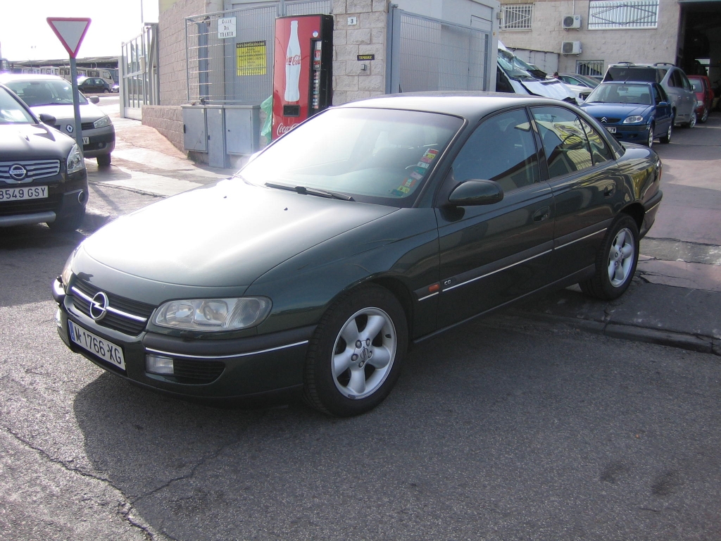 VISTA DELANTERA IZQUIERDA OPEL OMEGA 2.5 TD 131CV