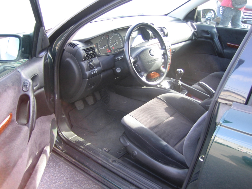 VISTA INTERIOR IZQUIERDA OPEL OMEGA 2.5 TD 131CV