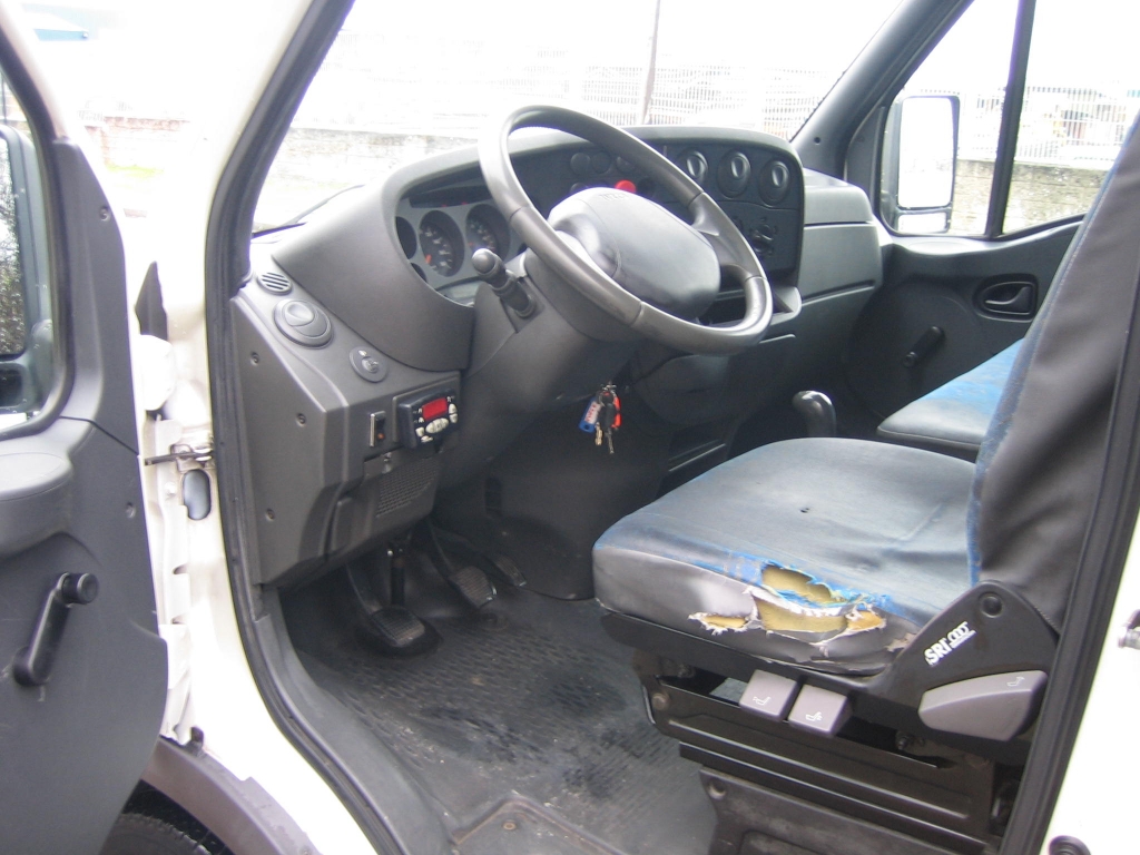VISTA INTERIOR IZQUIERDO IVECO DAYLI 35C13 2.8 D 125CV