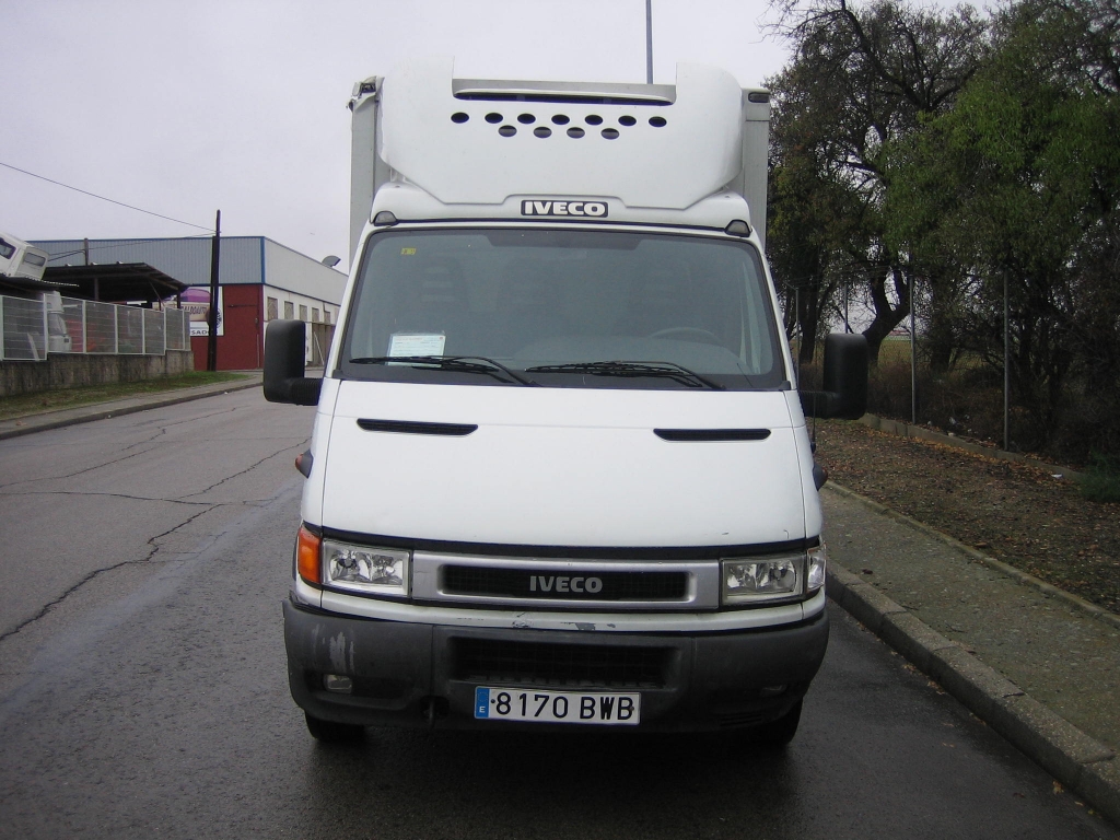 VISTA DELANTERA IVECO DAYLI 35C13 2.8 D 125CV