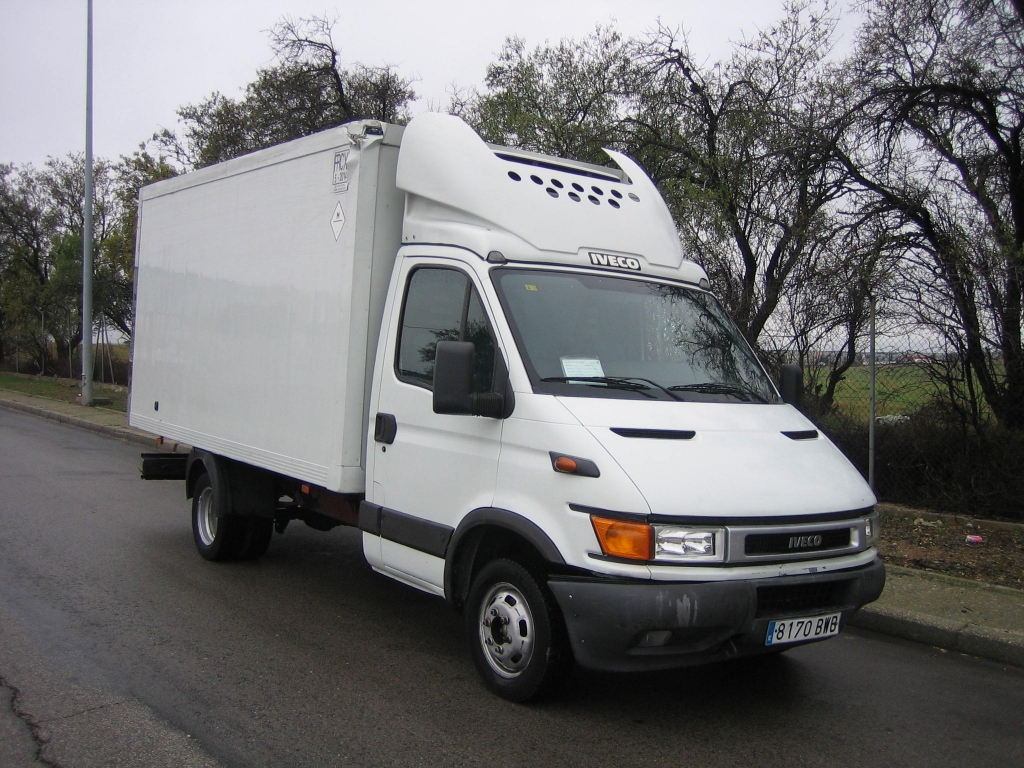 VISTA DELANTERA DERECHA IVECO DAYLI 35C13 2.8 D 125CV