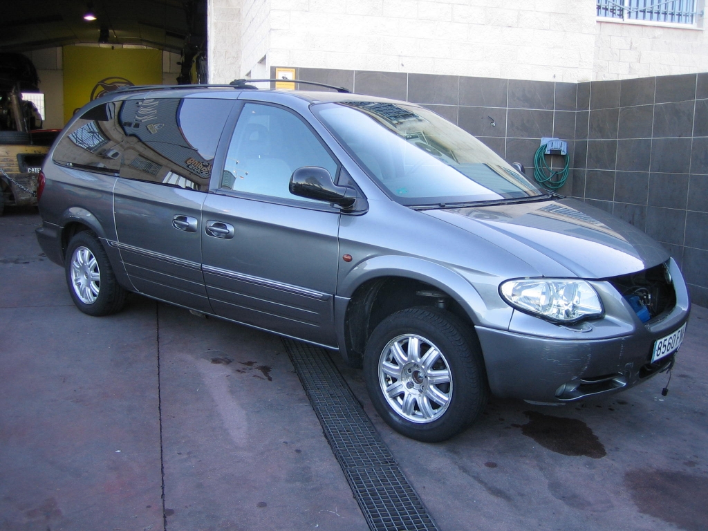 VISTA DELANTERA DERECHA CHYSLER VOYAGUER 2.8 CRD 150CV LIMITED