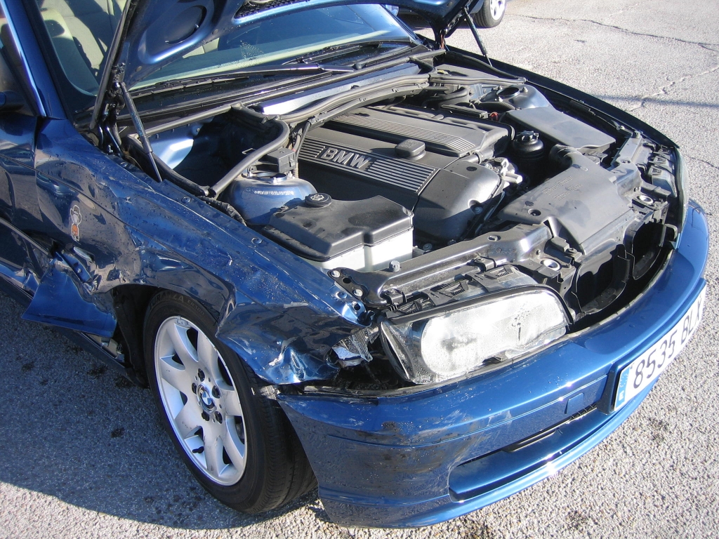 VISTA MOTOR LADO GOLPE BMW 320 CI COUPE 2.2 170CV