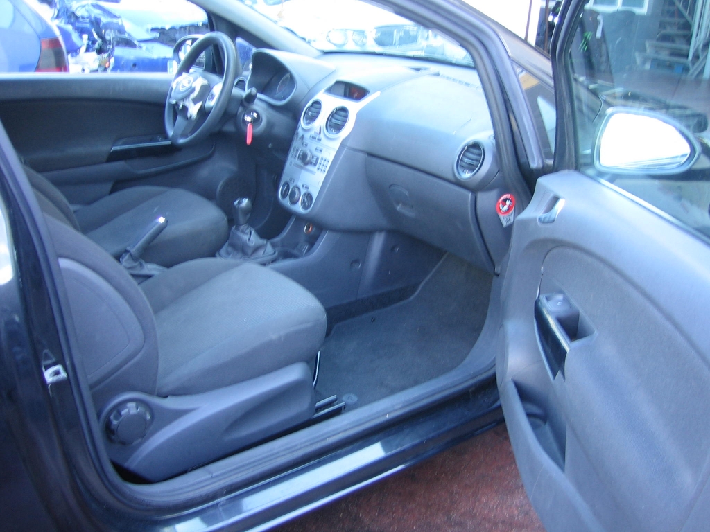 VISTA INTERIOR DERECHA OPEL CORSA 1.3 DTI ECO FLEX 75CV