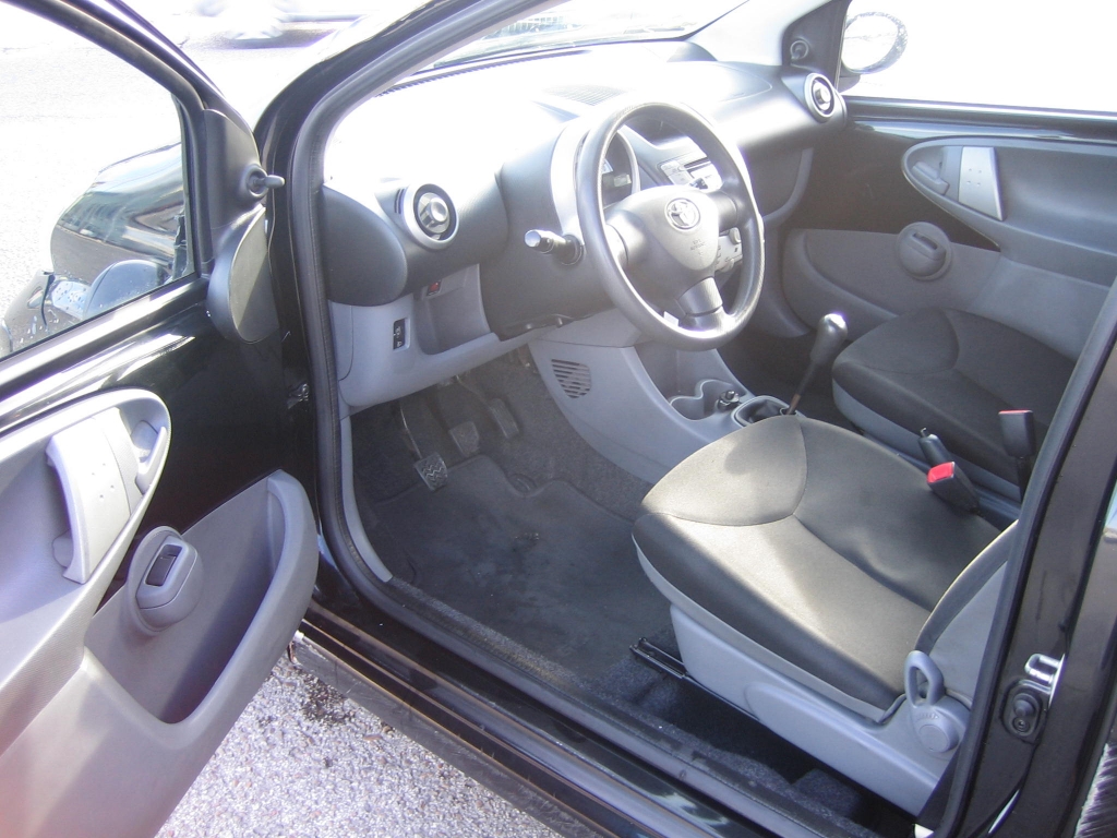 VISTA INTERIOR IZQUIERDO TOYOTA AYGO 1.0 GASOLINA 75CV