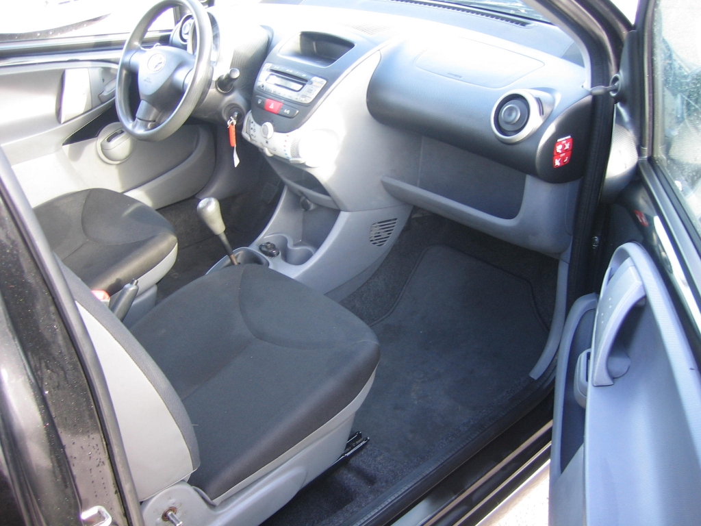 VISTA INTERIOR DERECHO TOYOTA AYGO 1.0 GASOLINA 75CV