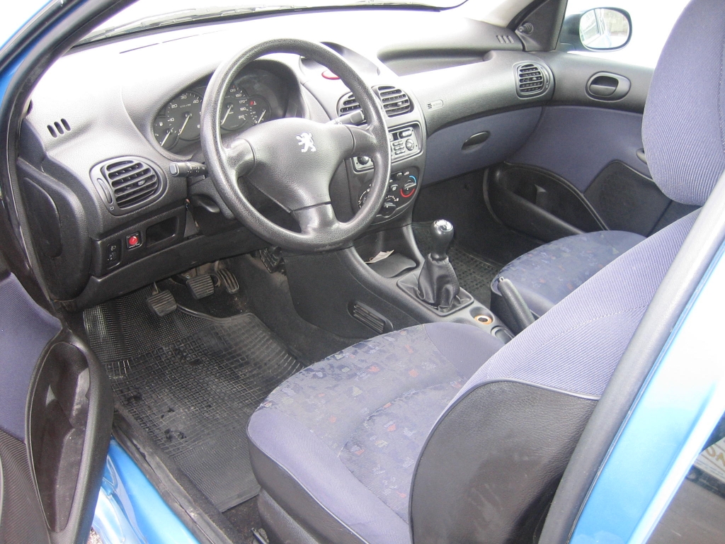VISTA INTERIOR IZQUIERDO VISTA SALPICADERO PEUGEOT 206 XR 1.9 D 70CV
