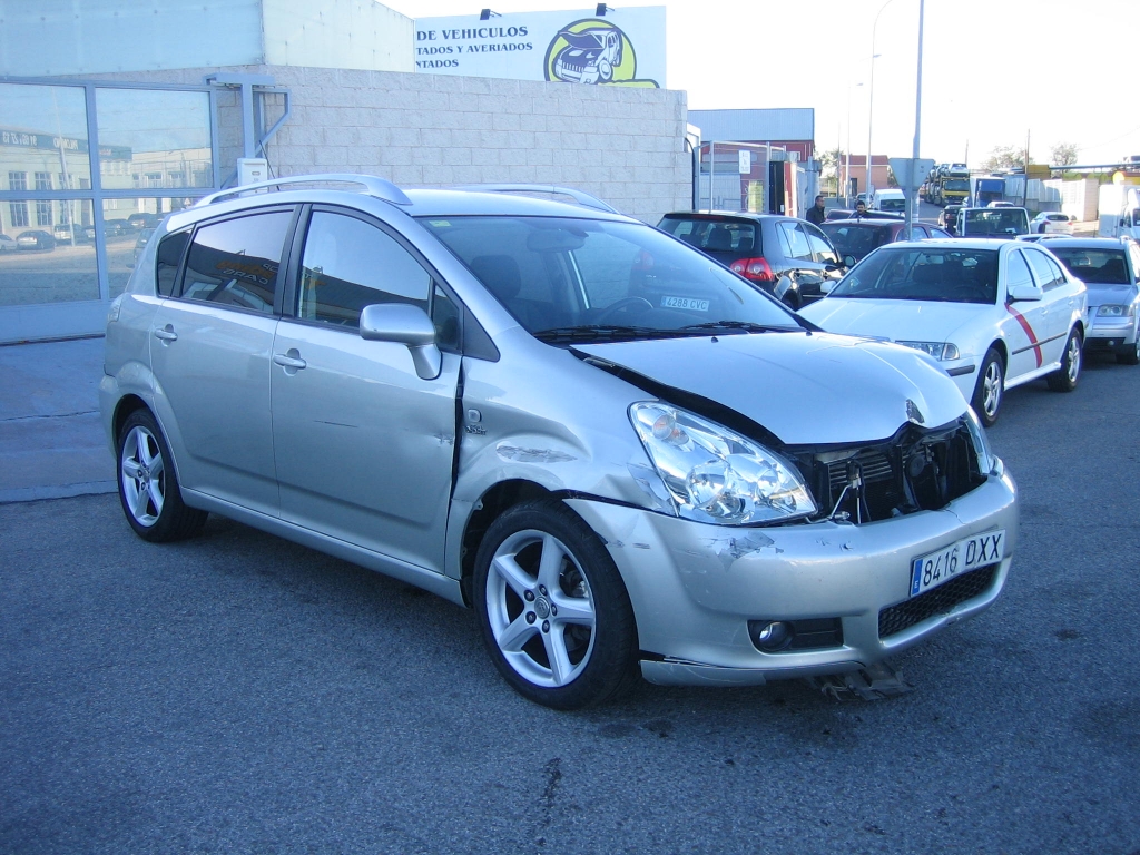 VISTA DELANTERA DERECHA TOYOTA COROLLA VERSO 2.2 D4D SPORT 177CV 7PLAZAS