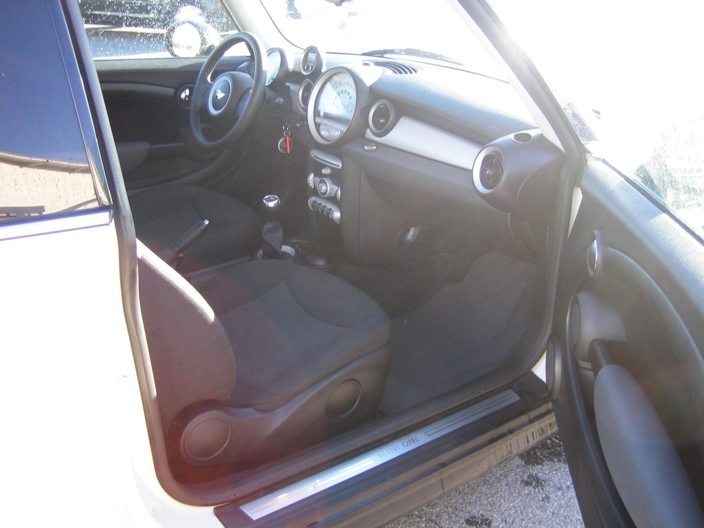 VISTA INTERIOR DERECHO MINI ONE 1.4 I GASOLINA 75CV