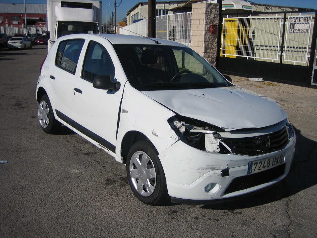 VISTA DELANTERA DERECHA DACIA SANDERO 1.2 I 75CV