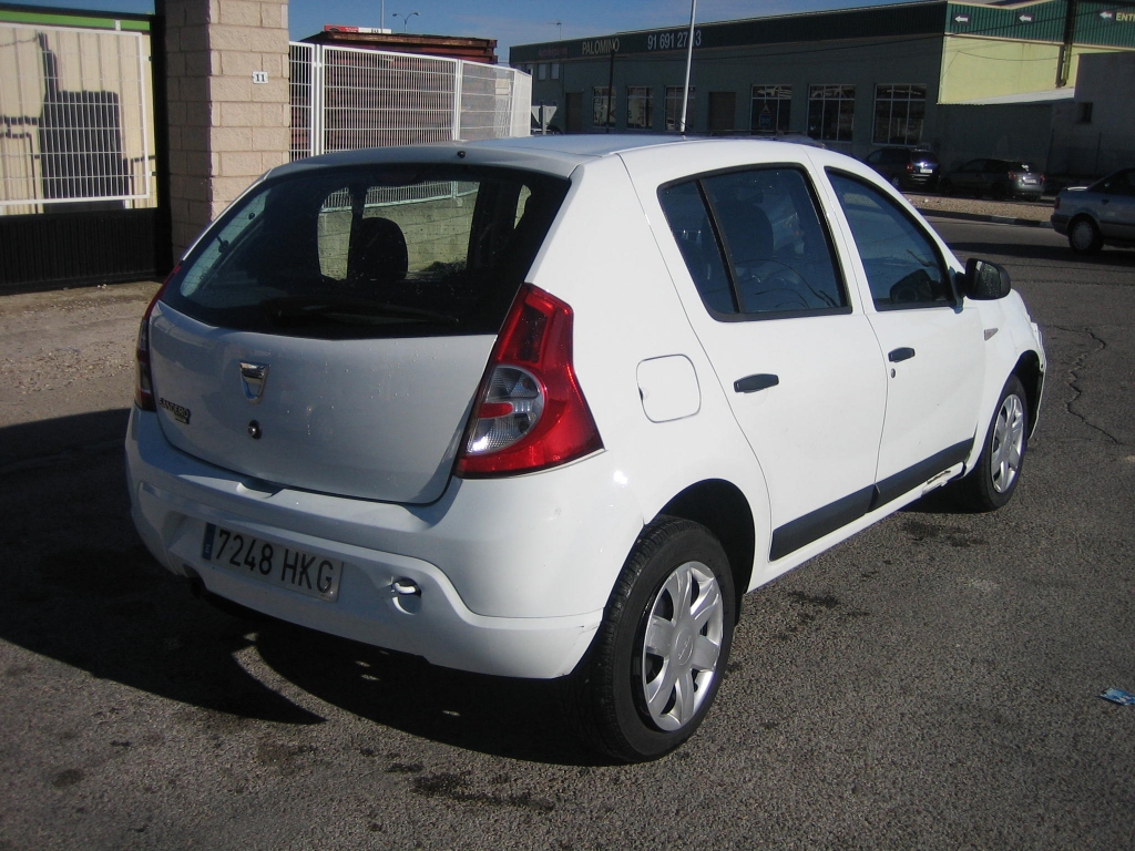 VISTA TRASERA DERECHA DACIA SANDERO 1.2 I 75CV