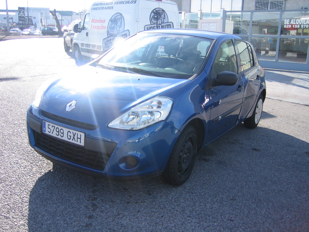 VISTA DELANTERA IZQUIERDA RENAULT CLIO 1.2 I 75CV
