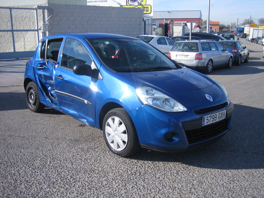 VISTA DELANTERA DERECHA RENAULT CLIO 1.2 I 75CV