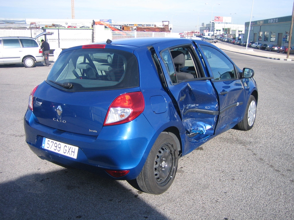 VISTA TRASERA DERECHA RENAULT CLIO 1.2 I 75CV