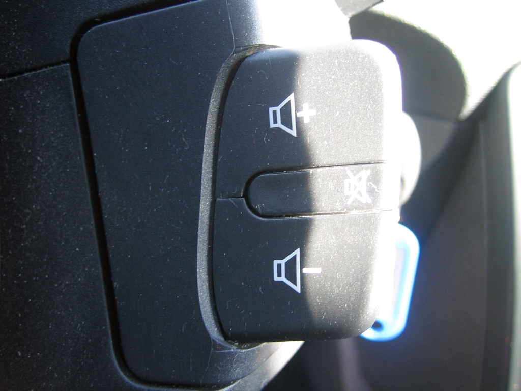 VISTA MANDOS AUDIO EN VOLANTE RENAULT CLIO 1.2 I 75CV