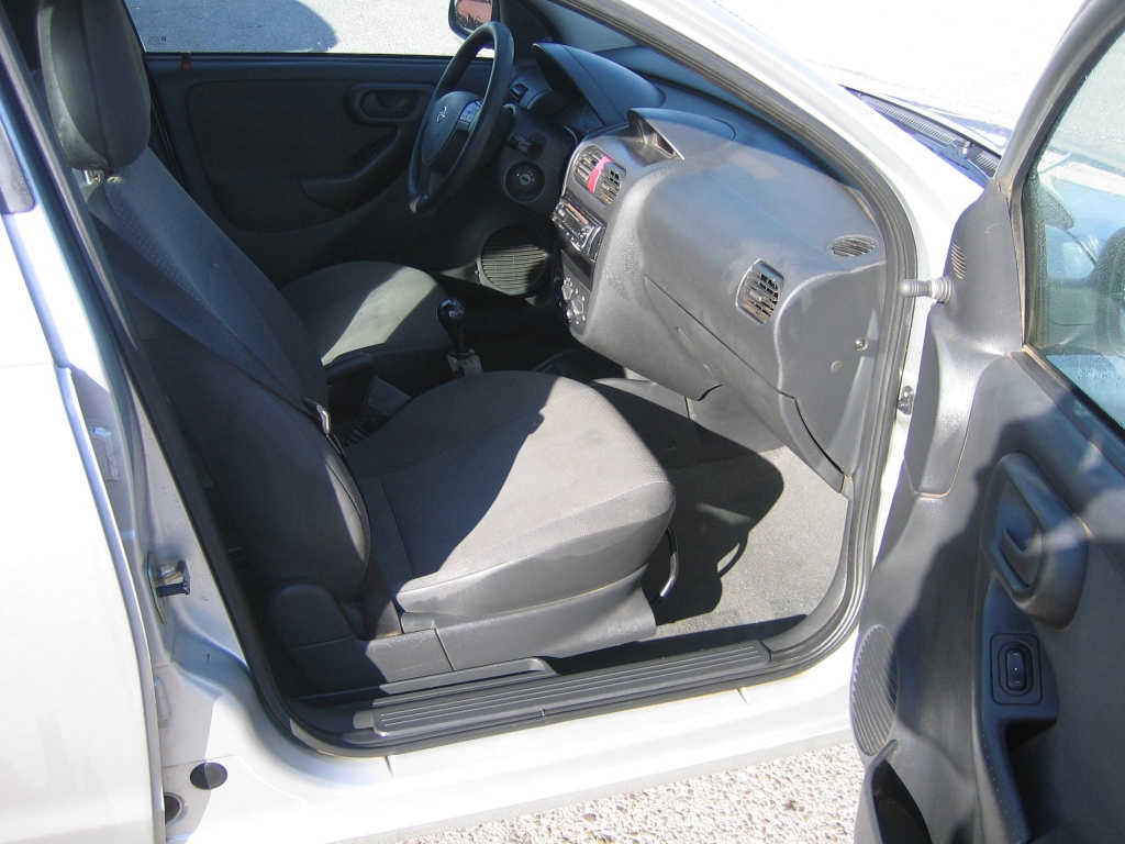 VISTA INTERIOR DERECHO OPEL CORSA C 1.7 CDTI 65CV