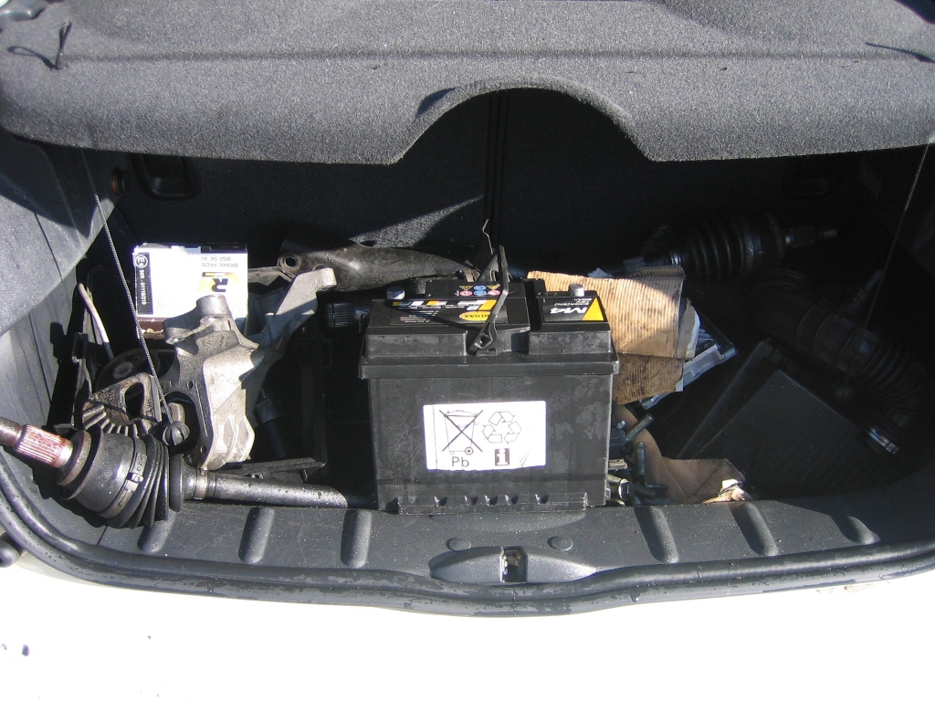 VISTA PIEZAS EN MALETERO MINI COOPER 1.6 GASOLINA 115CV