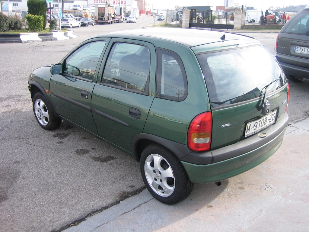 VISTA TRASERA IZQUIERDA OPEL CORSA 1.7 D 60CV