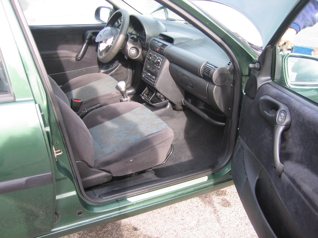 VISTA INTERIOR DERECHO OPEL CORSA 1.7 D 60CV