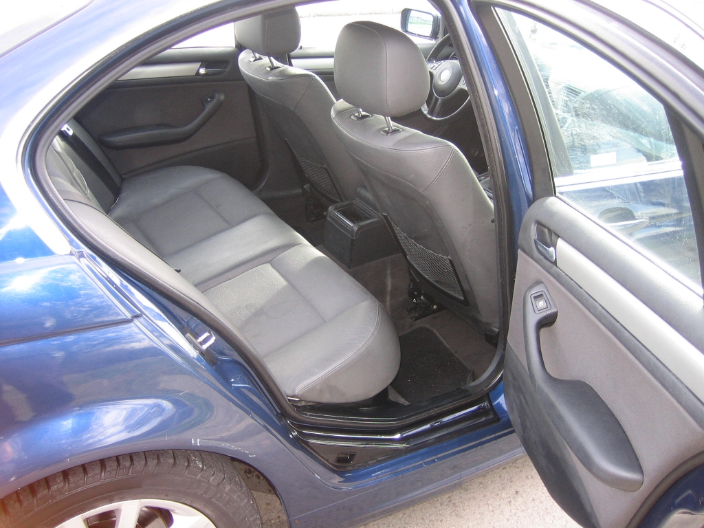 VISTA INTERIOR TRASERO VISTA TRASERA DERECHA 