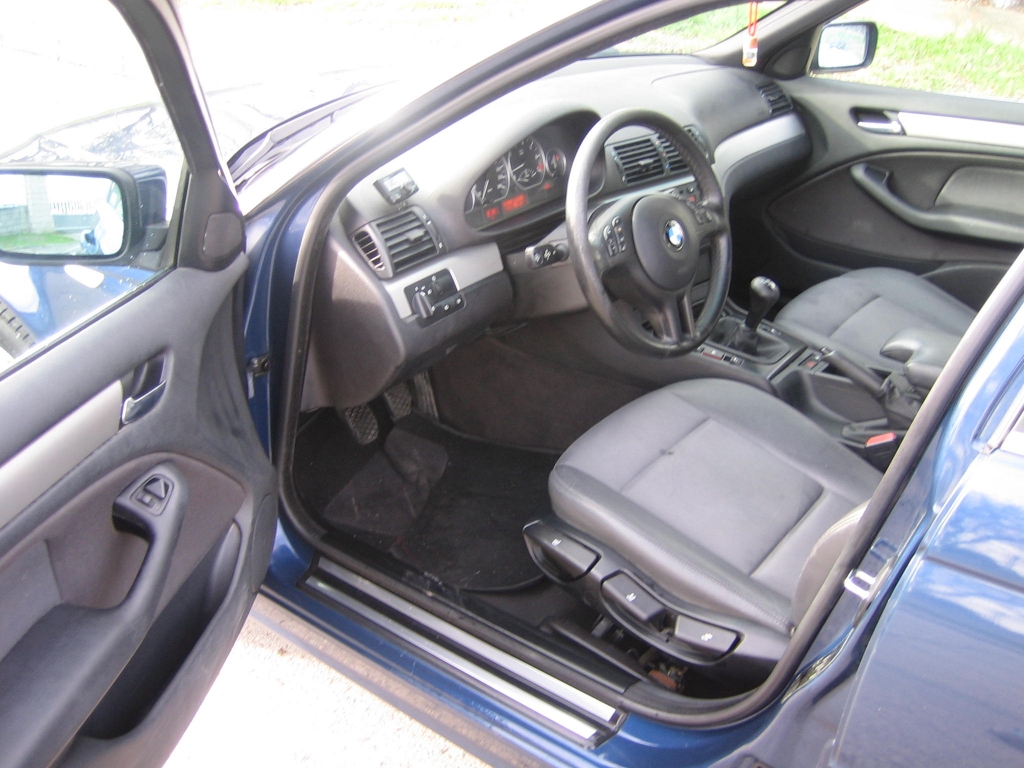 VISTA INTERIOR IZQUIERDO VISTA TRASERA DERECHA 