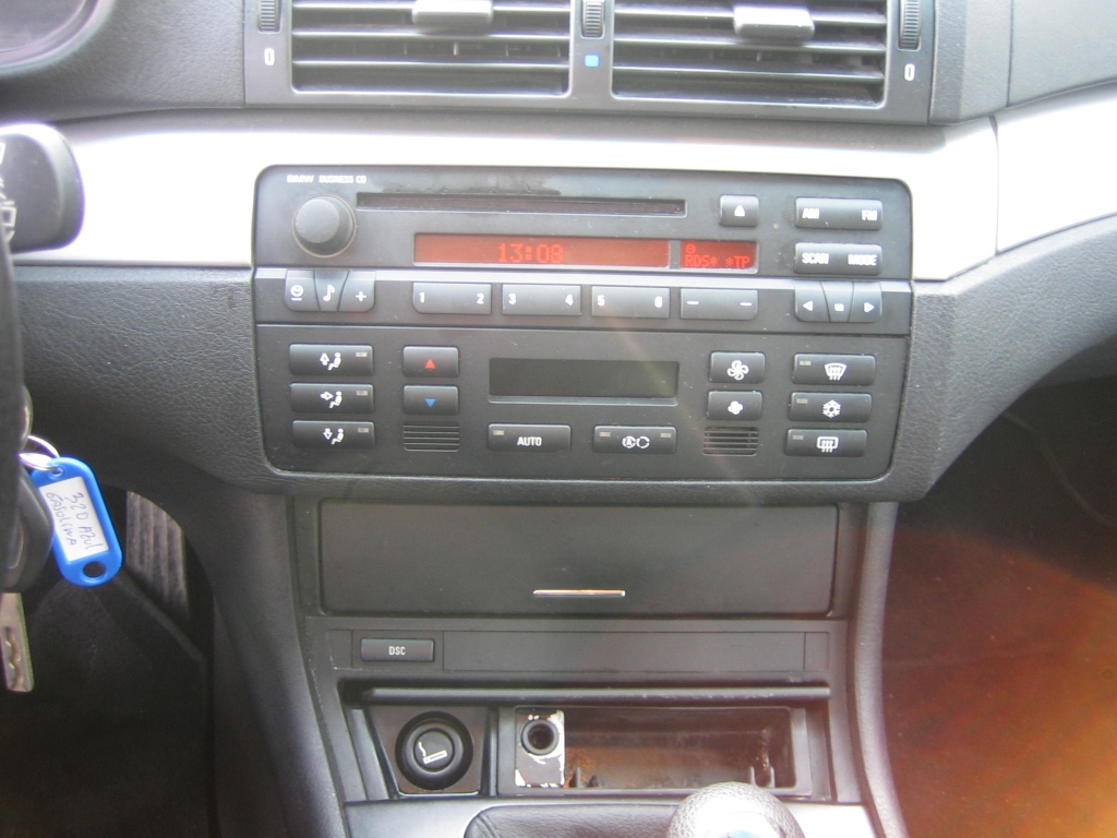 VISTA CD Y CLIMA VISTA TRASERA DERECHA 