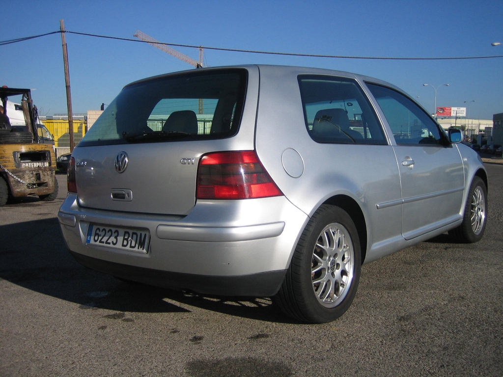 VISTA TRASERA DERECHA VOLKSWAGEN GOLF GTI 1.8 I 150CV